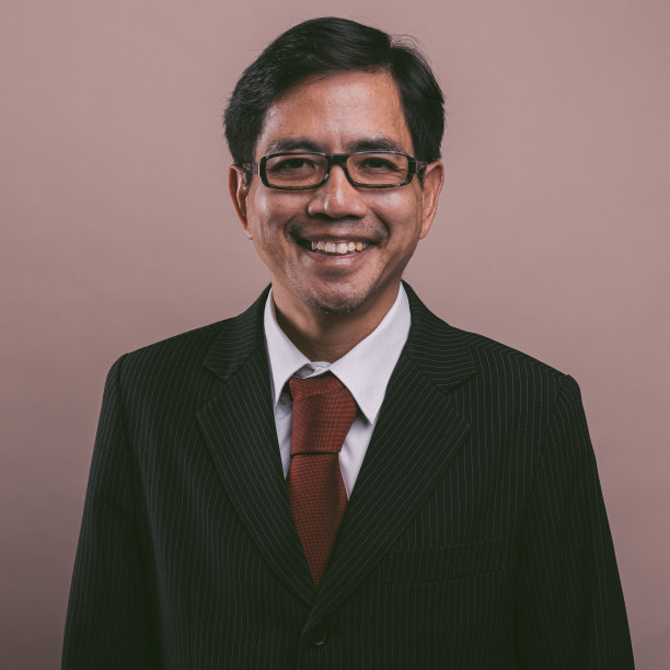 亚洲商人的肖像，看着相机。微笑和大笑。图片下载