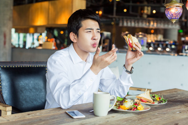 西餐厅的年轻人图片下载