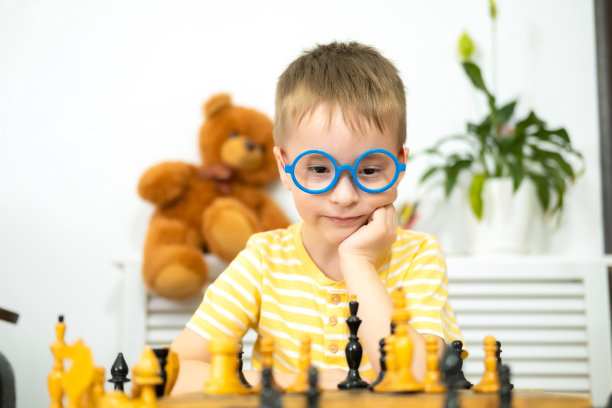 在家下棋的白人小男孩，融合教育和早期发展理念图片下载