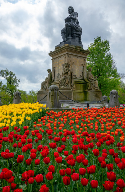 Joost van den Vondel纪念碑和五颜六色的郁金香在Vondelpark，阿姆斯特丹，荷兰图片下载