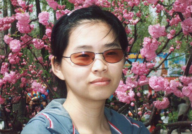 21世纪中国年轻女孩真实生活的老照片图片下载