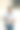 年轻的黑人男子站在纽约街头，用笔记本电脑工作图片下载