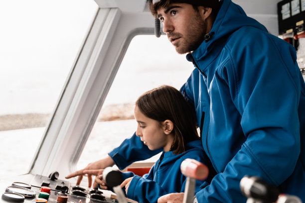 父女在假期一起航海，其乐融融 - 聚焦男人脸部图片下载