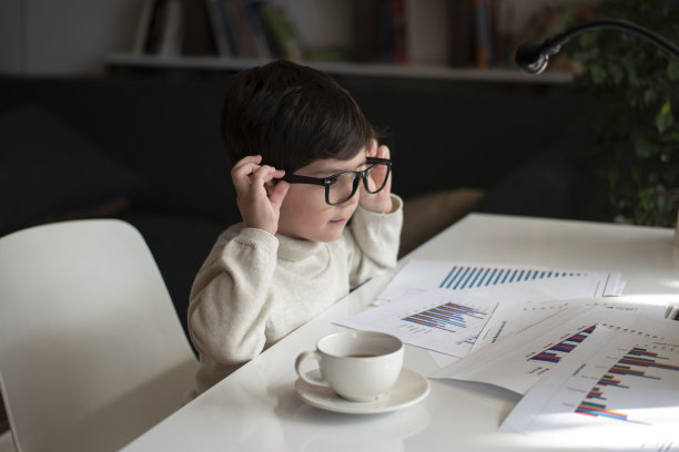 小男孩在电脑上工作的幽默形象图片下载