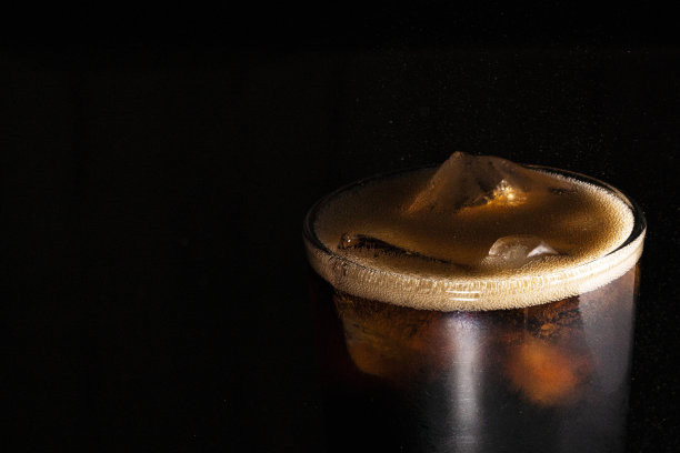 特写的冰可乐孤立在黑色背景图片下载