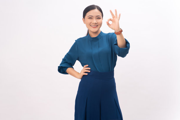 快乐的女人显示OK手势孤立的背景。图片下载