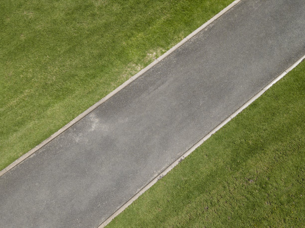 俯瞰草坪上的混凝土道路图片下载
