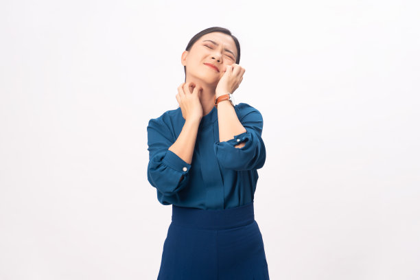 亚洲妇女生病与刺激瘙痒她的皮肤站在孤立的白色背景。图片下载