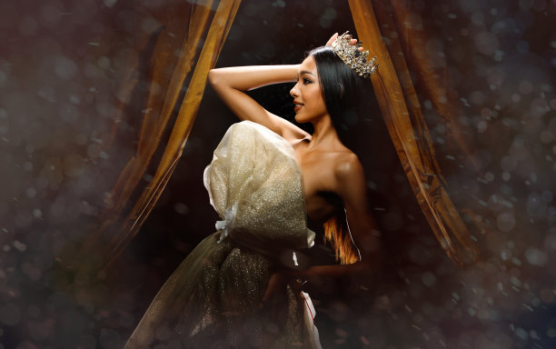 选美比赛小姐与闪光钻石皇冠与晒黑的皮肤图片下载