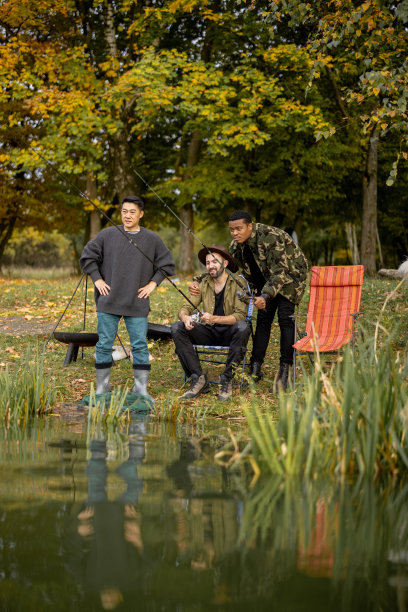 在野外休息和钓鱼的快乐的男性朋友图片下载