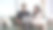 一对亚洲情侣在沙发上放松，用笔记本电脑上网。图片下载