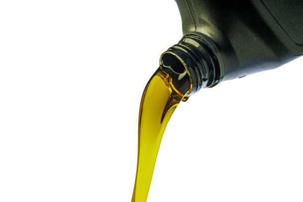 汽车润滑油从孤立的白色背景上的灰色瓶子流出。图片下载