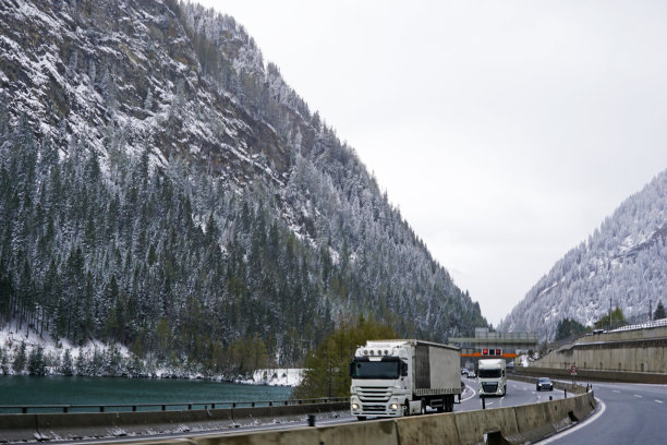 雪山悬崖和多云天空的自然景观，从布伦内罗高速公路到因斯布鲁克的交通视图图片下载