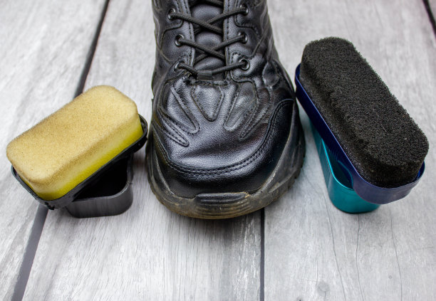 用鞋油清洁鞋子。鞋护理。图片下载