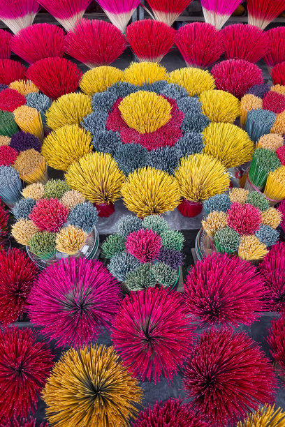 多色竹竿，高角度视角图片下载