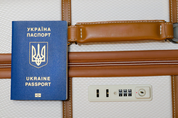 旅客护照，行李在国际机场与乌克兰护照。从上面的观点图片下载