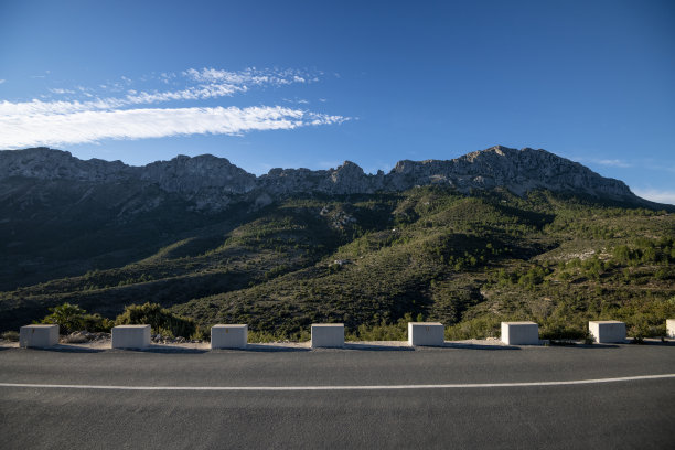 蜿蜒的山路-股票照片图片下载