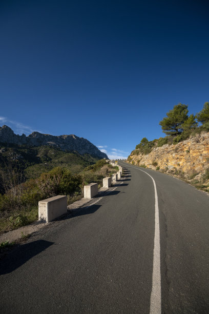 蜿蜒的山路-股票照片图片下载