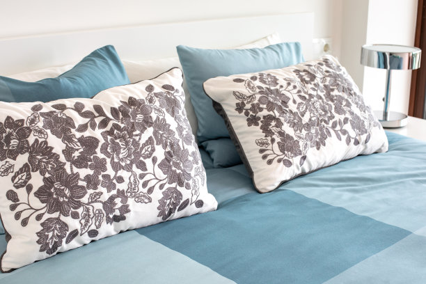 床上有舒适的枕头。图片下载