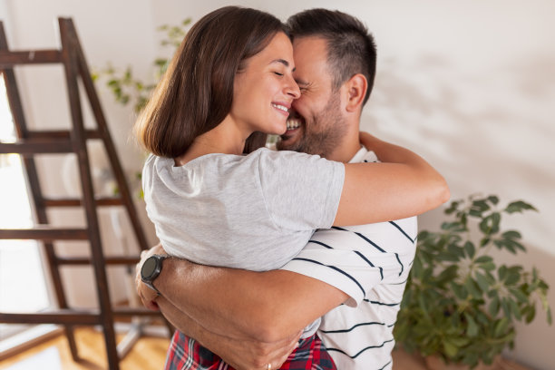 夫妻同居时拥抱图片下载