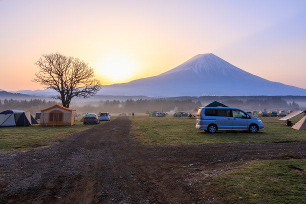 日出时分，富士山和福本托巴拉露营地图片下载