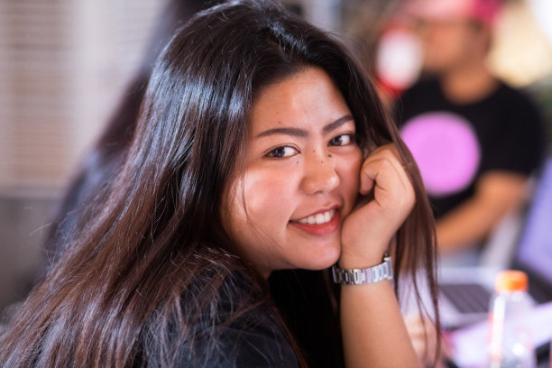 微笑的泰国商人在书桌图片下载