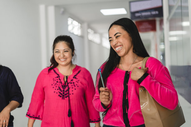 公司走廊里的亚洲女性图片下载