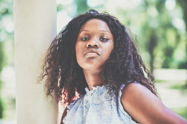 在目中无人的肖像中看起来脆弱的年轻成年女性图片下载