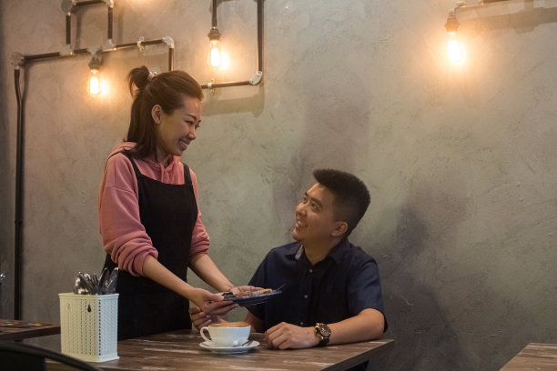 餐厅老板为顾客提供食物图片下载