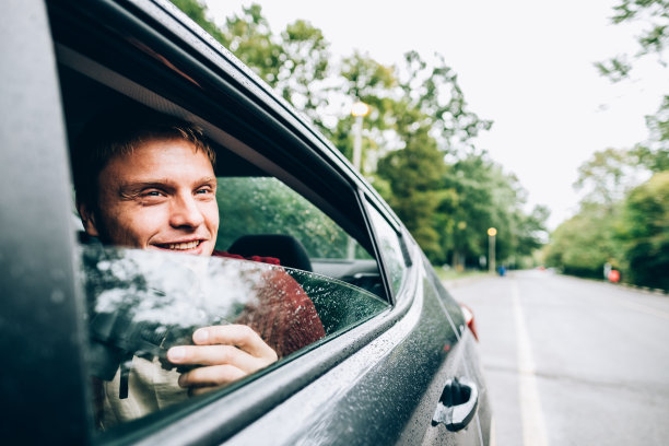 朋友们享受着租来的车图片下载