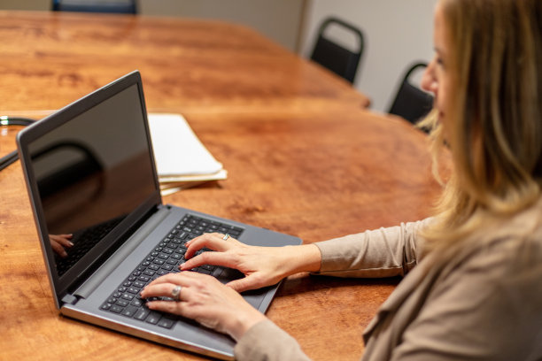 成年女性X一代案例经理办公室设置主任审查文件，使用笔记本电脑的技术交流和站在肖像系列在西科罗拉多州图片下载