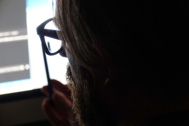 坐在电脑前解决电脑问题的人图片下载