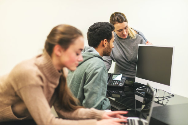 科罗拉多州西部专业工作环境中的年轻千禧一代和Z一代同事图片下载