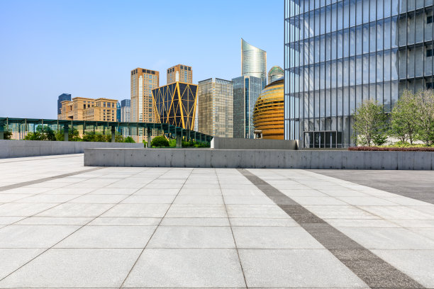 在杭州，空荡荡的地板和现代建筑的城市天际线图片下载
