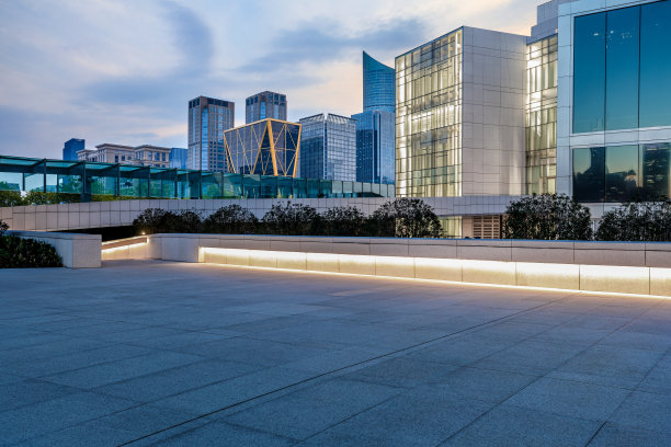 在杭州，空荡荡的地板和现代建筑的城市天际线图片下载