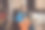 欢快的才华横溢的女歌手在音乐录音室里对着麦克风弹吉他，唱着很酷的新歌曲图片下载