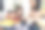 母亲和女儿在家里一起制作手镯很有趣图片下载