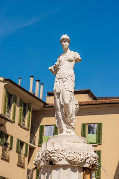 意大利伦巴第的布雷西亚市中心的大理石密涅瓦雕像图片下载