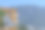 一个美丽的黄色房子的一部分，背景是一座山。图片下载