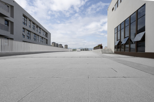 宽阔的平台和现代化的城市图片下载