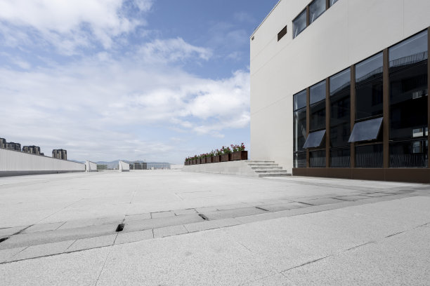 宽阔的平台和现代化的城市图片下载