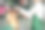 用卷发器烫出卷发。美容院里，美发师为一位留着红色长发的年轻女子做发型。图片下载