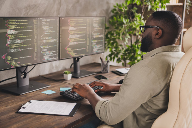 聪明认真的网页设计师头像照片键盘书写器坐椅工作站办公室室内图片下载