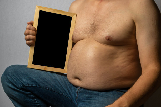 一个超重白人男子的工作室照片图片下载