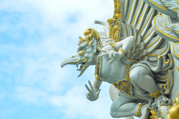 低角度观艺术鹰鲁达或鹰雕像与翅膀在多云的蓝天图片下载