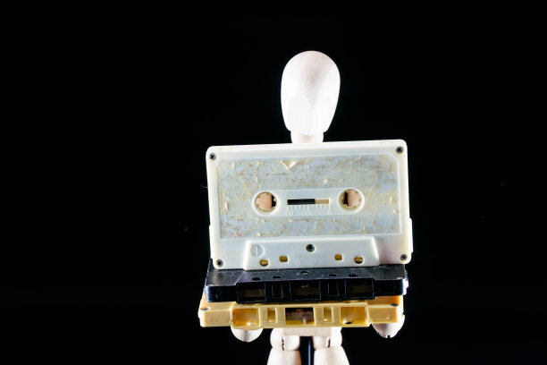 木制人偶和盒式录音带，音乐概念，木偶戏，艺术曼奈昆。木娃娃图片下载