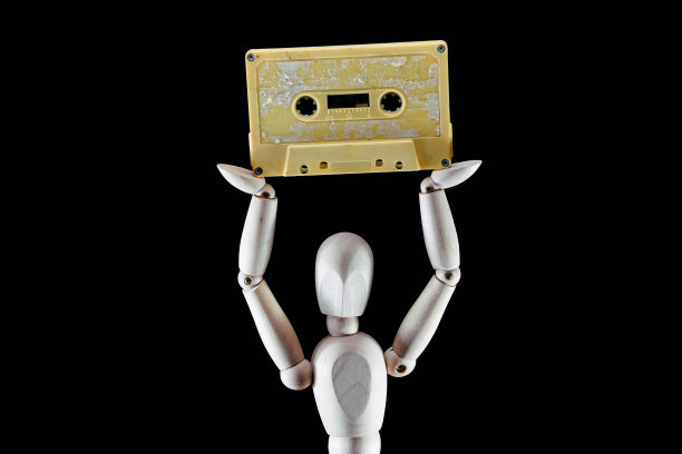 木制人偶和盒式录音带，音乐概念，木偶戏，艺术曼奈昆。木娃娃图片下载