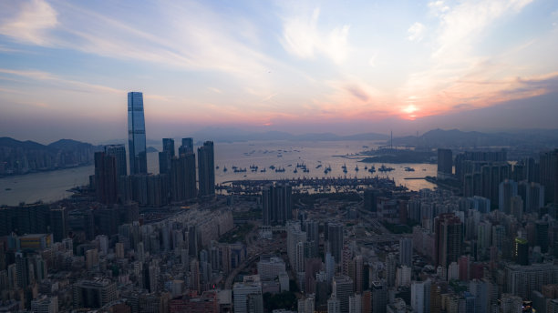 晚霞中的商业码头图片下载