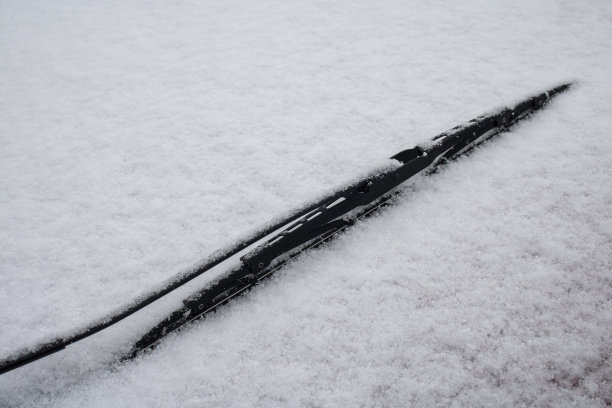 汽车挡风玻璃刮水器和被雪覆盖的挡风玻璃图片下载