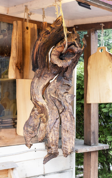 市场上有来自各种木材的木板——山毛榉、橡木、松树、云杉、梣木、菩提树和一块木头，自制的烹饪产品图片下载